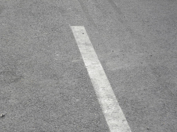 Asphalt road texturizado fondo con línea blanca - Foto, imagen