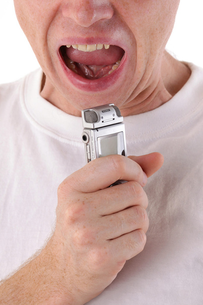 άνθρωπος ανοιχτό το στόμα και κραυγή σε συσκευή υπαγόρευσης. κινηματογράφηση σε πρώτο πλάνο - Φωτογραφία, εικόνα