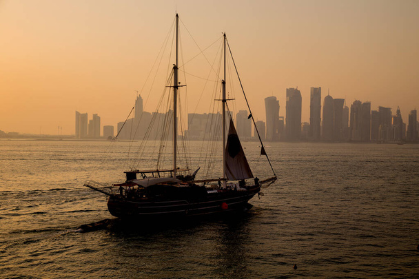 A Dhows nevű hagyományos hajók az Iszlám Múzeum közelében, Dohában, Katarban horgonyoznak.. - Fotó, kép
