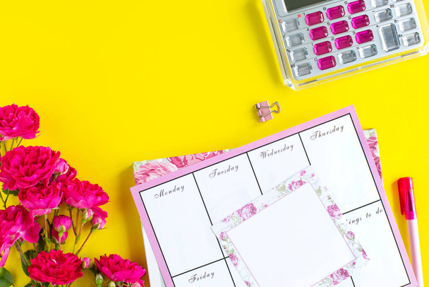 Planung wichtiger Dinge, rosa Schreibgeräte auf farbigem Hintergrund. Dinge, die zu tun sind. Ansicht von oben. - Foto, Bild
