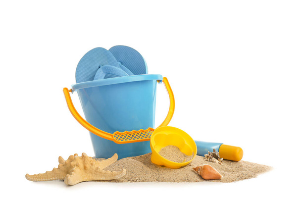 Комплект пляжных принадлежностей для детей на белом фоне - Фото, изображение