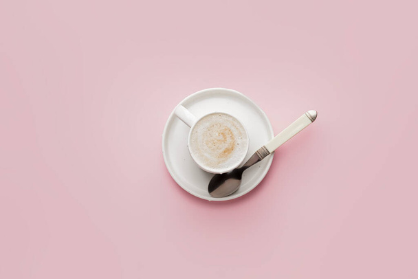 Xícara de café quente no fundo de cor - Foto, Imagem