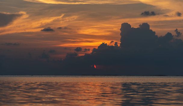 Maldives au coucher du soleil. Mer, nuages, silhouettes. Printemps, 2019 - Photo, image