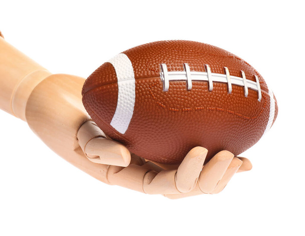 Mano de maniquí con pelota de rugby sobre fondo blanco - Foto, Imagen