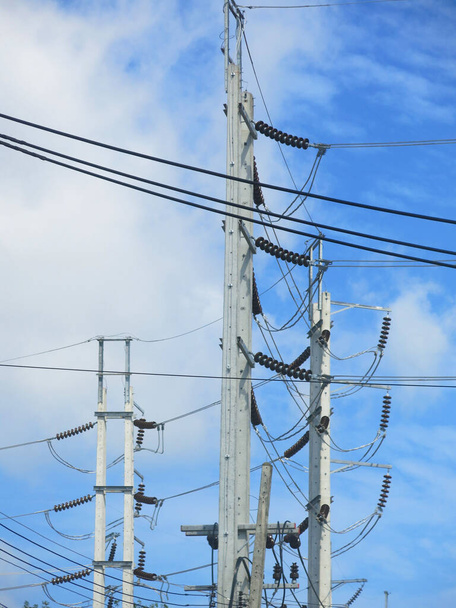 високовольтні лінії електропередач і небо
 - Фото, зображення