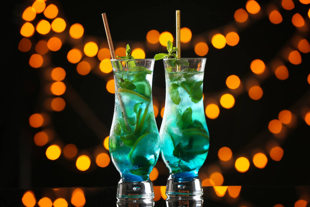 Lunettes de cocktail mojito bleu savoureux sur fond sombre - Photo, image