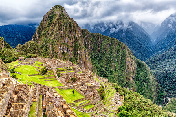 Machu Picchu Dağı 'nın zirvesine tırmanırken arka plandaki İnka şehir kompleksi ve Wayna, Picchu dağı. Peru, Cusco yakınlarında yer almaktadır.. - Fotoğraf, Görsel