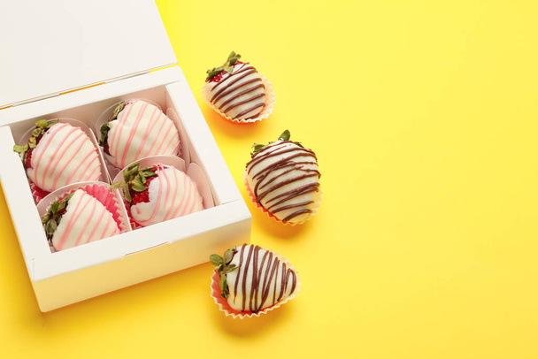 Schachtel mit leckeren glasierten Erdbeeren auf farbigem Hintergrund - Foto, Bild