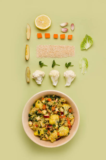 Salade met bloemkool, quinoa, appel op een groene achtergrond. knollen - Foto, afbeelding