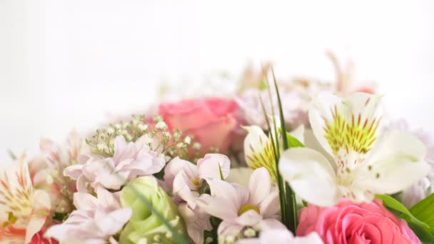 Mooi groot boeket van verschillende bloemen draaien op een witte achtergrond. Close-up van verschillende gekleurde zomer en lente bloemen. 4k achtergrondbeelden. - Video