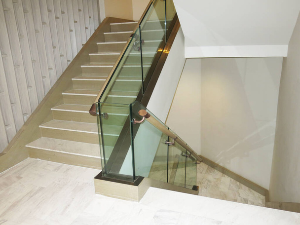 Σύγχρονη λευκές μαρμάρινες σκάλες για πολυτελές εσωτερικό. - Φωτογραφία, εικόνα