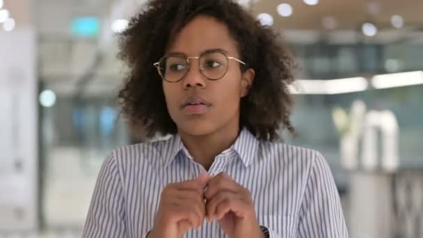 Młoda afrykańska bizneswoman uczucie przestraszony, przerażony  - Materiał filmowy, wideo