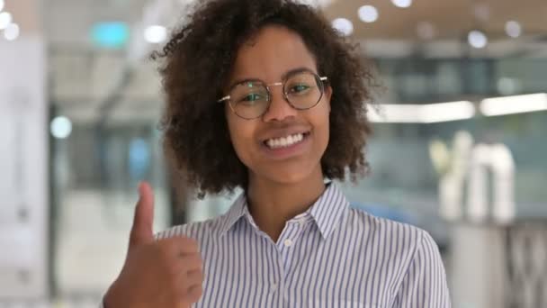 Pozytywny afrykański bizneswoman robi kciuki w górę  - Materiał filmowy, wideo