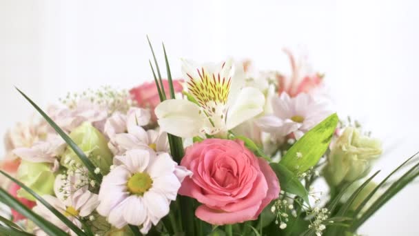 Krásné velké kytice různých květin rotující na bílém pozadí. Detailní záběr různých barevných letních a jarních květin. Záběry z pozadí 4k. - Záběry, video