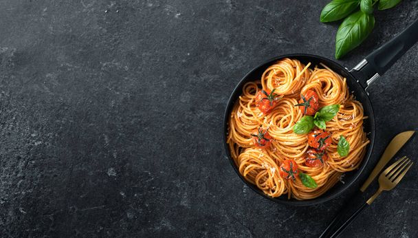 spaghetti in a black plate - Φωτογραφία, εικόνα