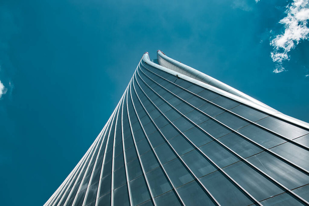 Milaan, Italië 08.03.2020: Skyscraper Zaha Hadid - Generali Tower The Twisted One, Lo Storto hoofdkantoor van de Generali Group in de nieuwe, moderne residentiële zakenwijk City Life in Milaan - Foto, afbeelding