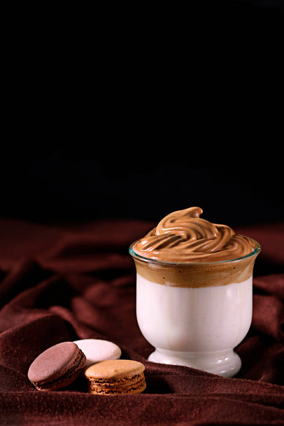 Кава Dalgona, холодна кава, в склі, чорно-коричневий фон, вертикально
 - Фото, зображення
