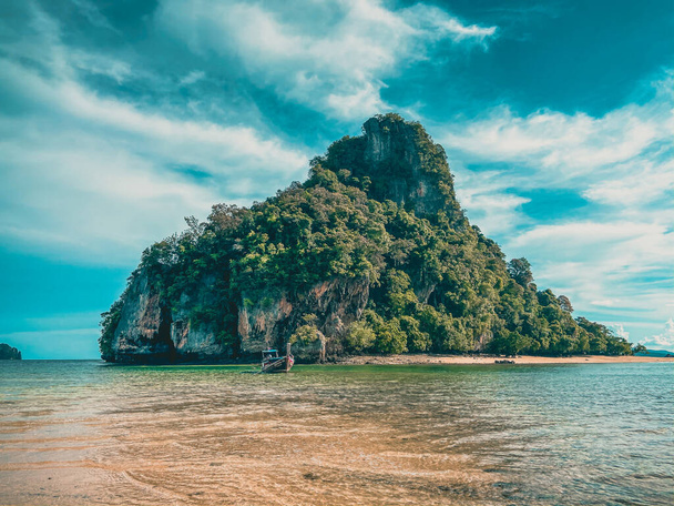 Koh Phak Bia paradicsom strand, sziget az Andaman-tengeren Phuket és Krabi Thaiföld között - Fotó, kép