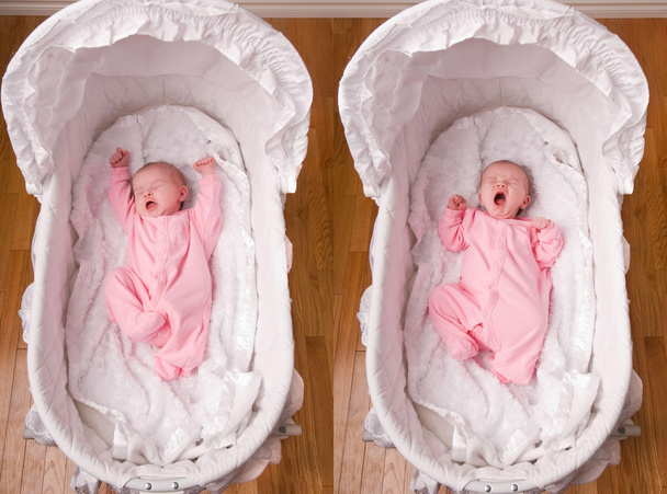 生まれたばかりの赤ちゃん女の子バシネットのあくび - 写真・画像