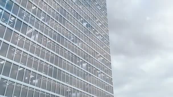 Παράθυρα κτιρίων γραφείων και κτίριο ουρανοξύστη με εταιρικά γραφεία - Πλάνα, βίντεο