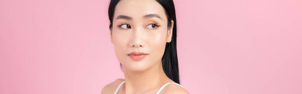 Portrét asijské zdravé kůže žena krásná tvář zblízka přes růžové pozadí - Fotografie, Obrázek