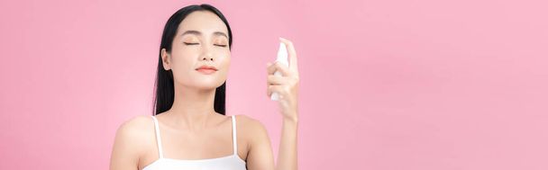 Make-up asiatische Frau Spray saubere Haut Kosmetiklotion - Foto, Bild