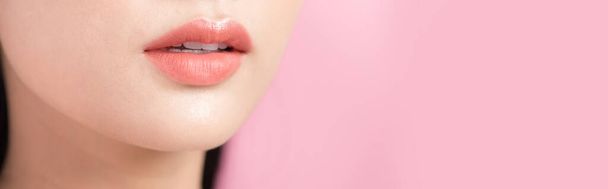 El primer plano de los labios de la mujer - Foto, imagen