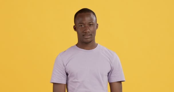Hravý Afroameričan ukazuje na kameru, vybírá si tebe - Záběry, video