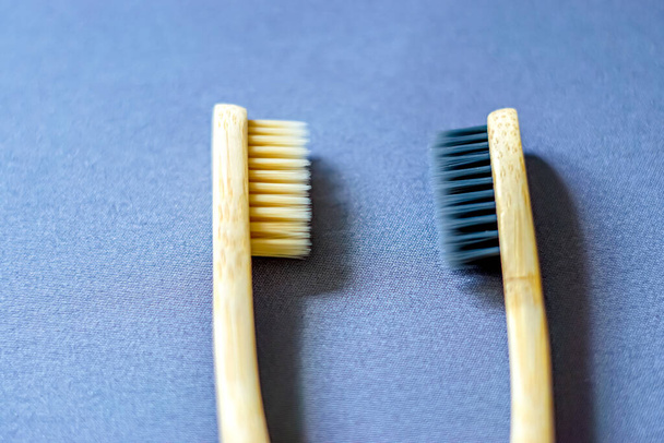 Две органические бамбуковые зубные щетки - Фото, изображение
