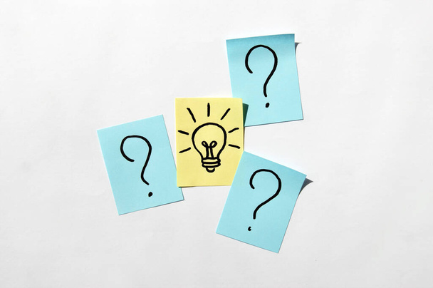Наклейки зі знаками питання і однією лампочкою як ознакою хорошої ідеї. Концепція бізнесу, менеджменту, ринків, творчості
. - Фото, зображення