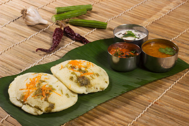Idli con sambar y chutney de coco. Desayuno o aperitivo del sur de la India - Foto, Imagen