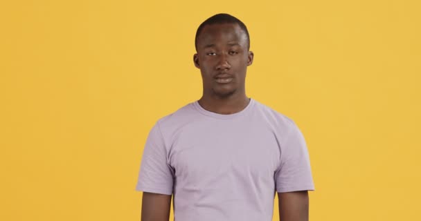 Zaklatott afro-amerikai férfi vállat vonva és kezet nyújtva - Felvétel, videó