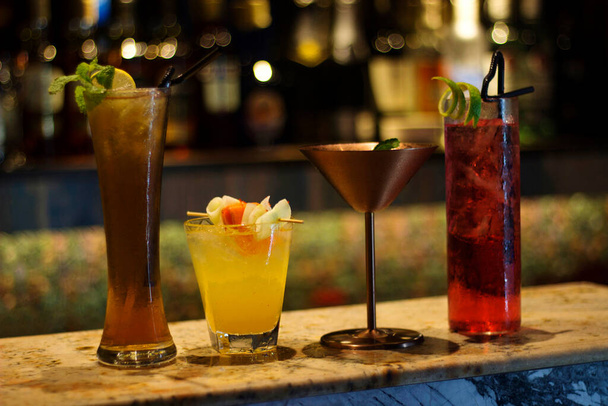 Verschillende gekleurde cocktails aan een bar - Foto, afbeelding