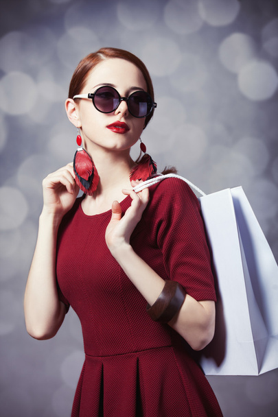 mooie roodharige vrouwen met boodschappentas - Foto, afbeelding