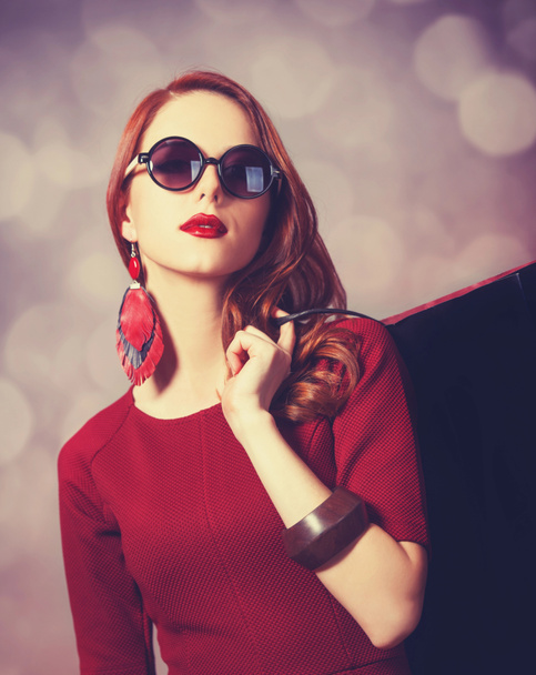 gyönyörű vörös hajú nő bevásárlószatyor - Fotó, kép
