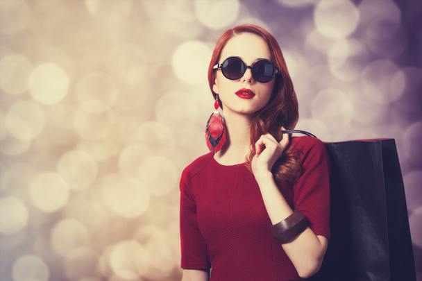 Kaunis punapää naiset ostoskassi
 - Valokuva, kuva