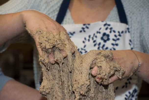 nő csinál házi kenyér tészta, gyúró kenyér tészta kézzel - Fotó, kép