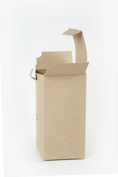 Caja de cartón sobre fondo blanco - Foto, imagen