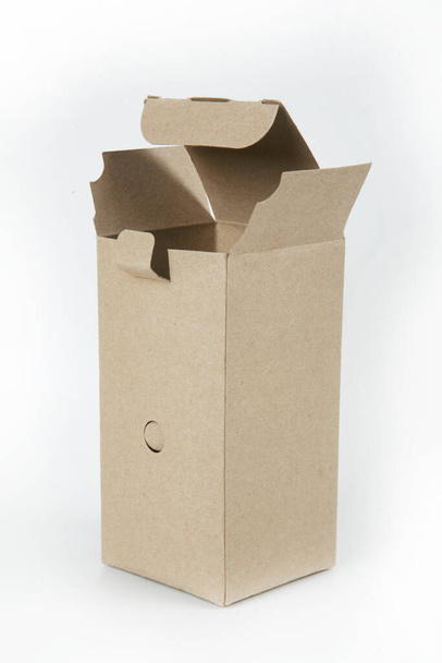 Boîte en carton sur fond blanc - Photo, image