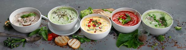 Set of vegetable soups. Broccoli,  green peas, pumpkin, tomato, mushrooms  soup. Panorama, banner. Vegan and vegetarian eating high in vitamins and antioxidants. Healthy food concept. - Foto, afbeelding