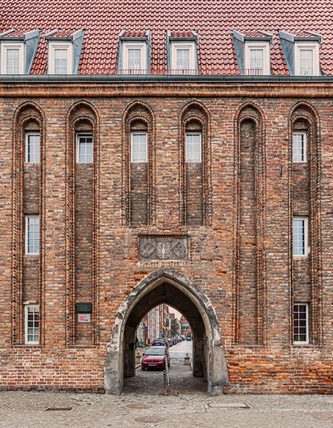 Gdańsk, Polska luty 14, 2019 Fasada budynku Bramy Mariackiej przy promenadzie nad rzeką Motławą na Starym Mieście Gdańska. - Zdjęcie, obraz