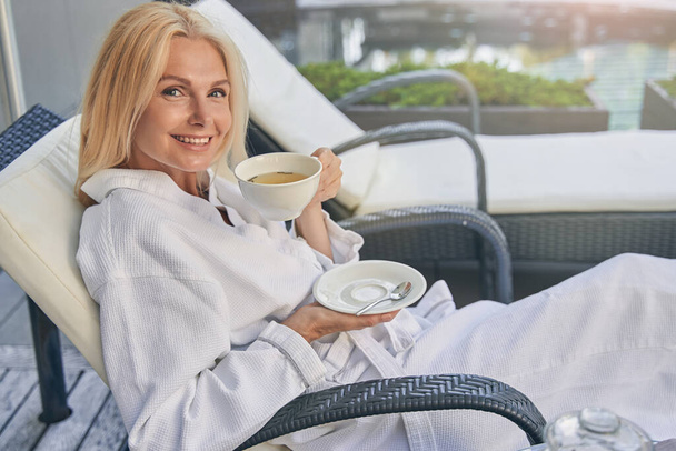 Gyönyörű nő fekszik a napozóágyon luxus spa hotel - Fotó, kép