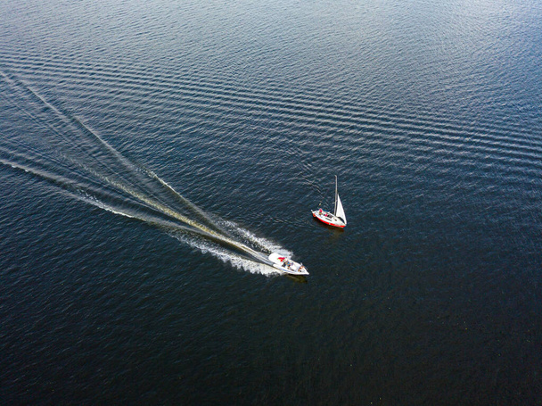 Las motos acuáticas navegan a lo largo del río. Vista aérea del dron. - Foto, Imagen