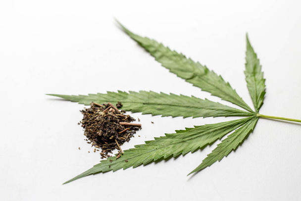 Marijuana leaves, Powder of Cannabis (Drugs) on a White background, For Analysis in laboratory. - Foto, Imagem