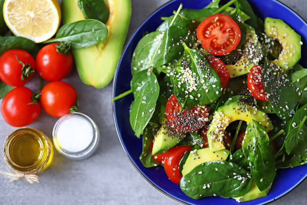 Ensalada saludable con aguacate, espinacas y tomates cherry. Ensalada Vegana. Súper comida. Dieta saludable. - Foto, Imagen
