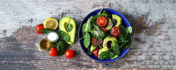 Salada saudável com abacate, espinafre e tomate cereja. Salada Vegan. Super comida. Dieta saudável
. - Foto, Imagem