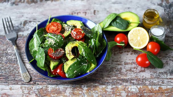 Salada saudável com abacate, espinafre e tomate cereja. Salada Vegan. Super comida. Dieta saudável
. - Foto, Imagem