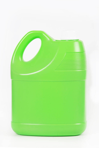 recipiente de plástico verde sobre um fundo branco
 - Foto, Imagem