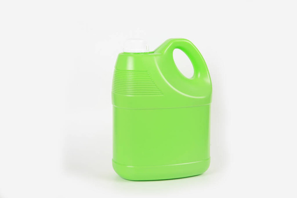 grüne Plastikbehälter auf weißem Hintergrund - Foto, Bild