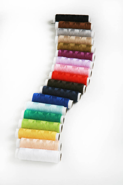 Värikkäät ompelulangat valkoisella pohjalla
  - Valokuva, kuva